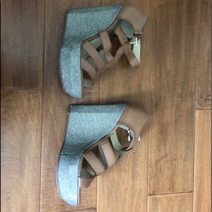 Michael Kors Wedge Tan w/ Metallic Bottom 7 M